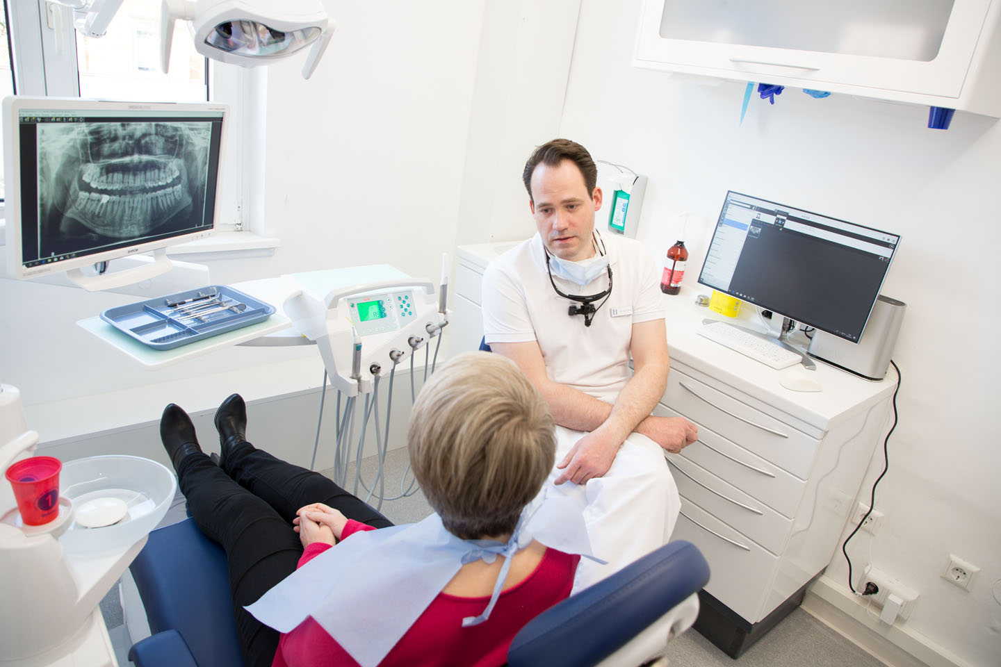 Dr. Hell in der Zahnarztpraxis in Durlach